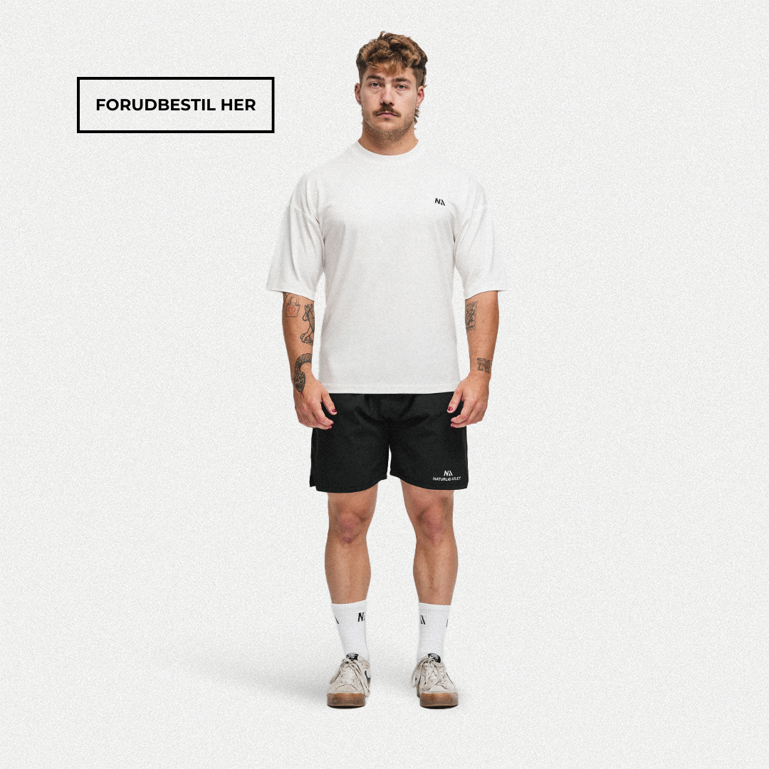 Naturlig Atlets Active T-shirt er perfekt til dig med en aktiv livsstil, som har komfort og stil i højsædet. Ultra blødt stof og det perfekte oversized fit gør, at du både kan træne hårdt og se godt ud mens du gør det.