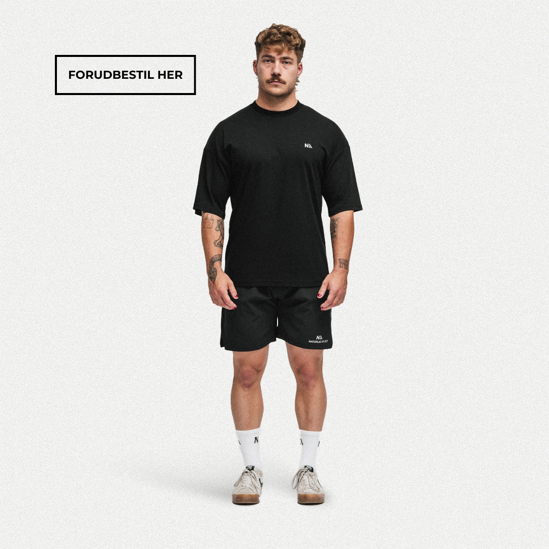 Naturlig Atlets Active T-shirt er perfekt til dig med en aktiv livsstil, som har komfort og stil i højsædet. Ultra blødt stof og det perfekte oversized fit gør, at du både kan træne hårdt og se godt ud mens du gør det.