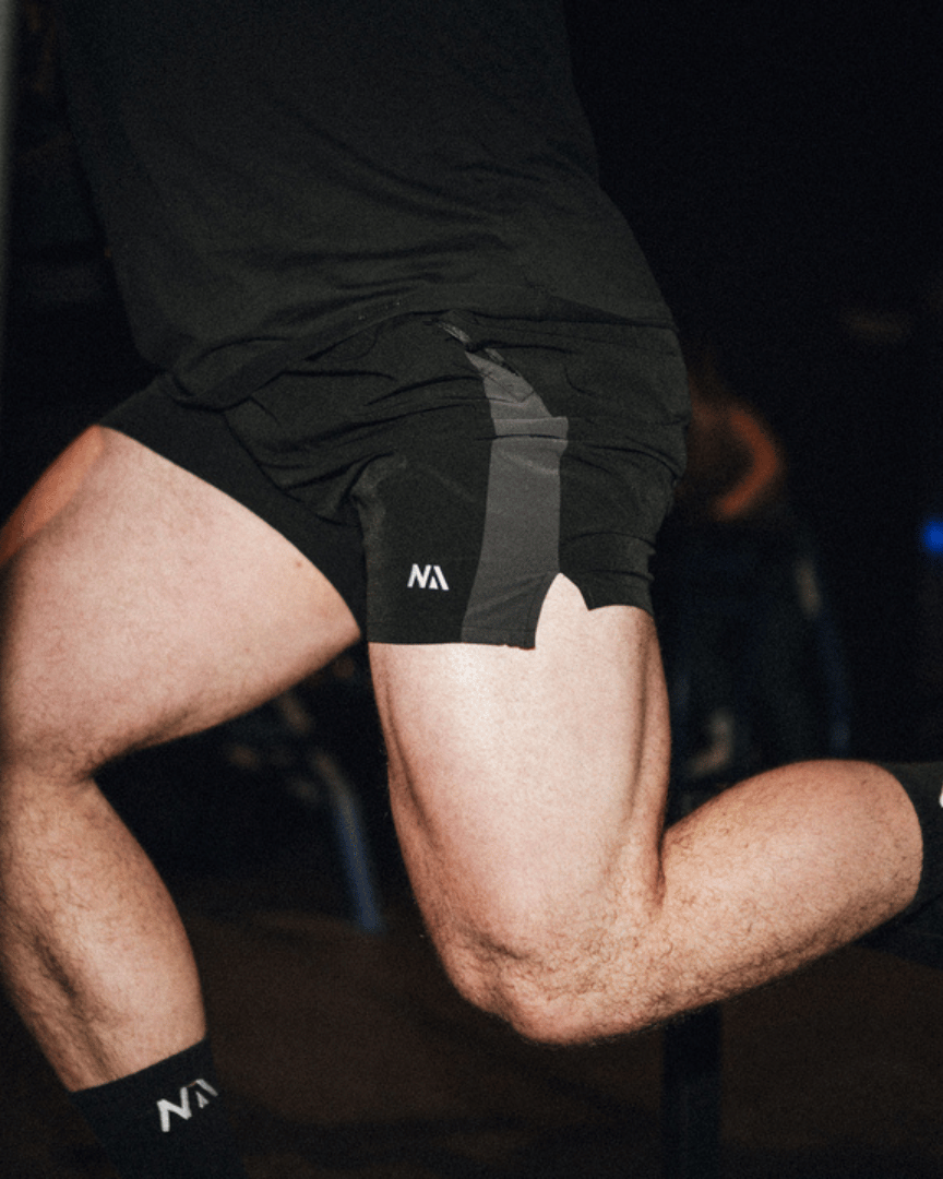 Naturlig Atlets Active Shorts er til dig som ønsker et par alsidige shorts, som er perfekte til styrketræning, Hyrox og al form for sport! Fuld bevægelighed, flot kontrastfyldt design og et lækkert fit gør dem ideelle til en aktiv livsstil.

Lynlås i lommerne, snøre i livet til at justere livvidden &amp; ekstra strækbart materiale.