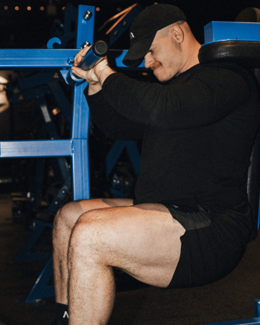 Naturlig Atlets Active Shorts er til dig som ønsker et par alsidige shorts, som er perfekte til styrketræning, Hyrox og al form for sport! Fuld bevægelighed, flot kontrastfyldt design og et lækkert fit gør dem ideelle til en aktiv livsstil.

Lynlås i lommerne, snøre i livet til at justere livvidden &amp; ekstra strækbart materiale.