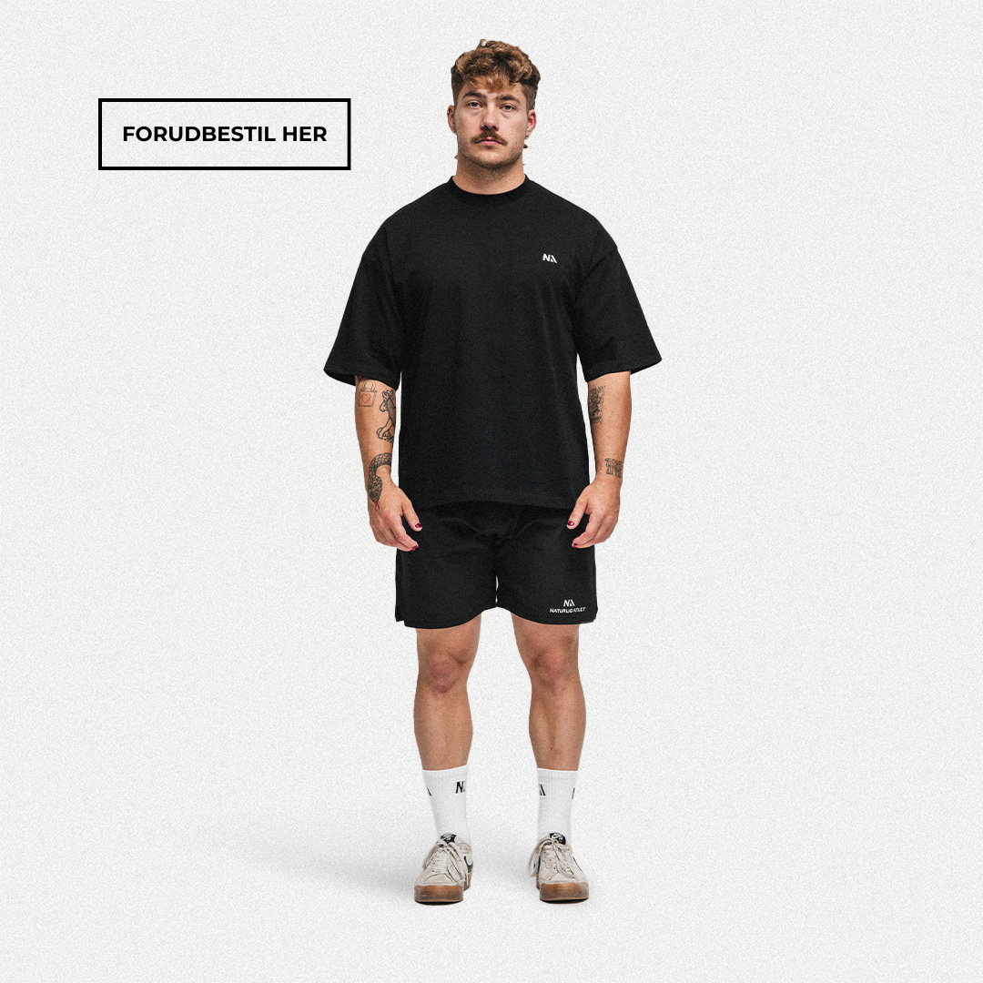 Naturlig Atlets Oversized T-shirt er intet mindre end det perfekte pump cover. Designet i et gennemført box fit med drop shoulders i 100% 240gsm tætvævet bomuld, som gør den både behagelig og utrolig blød at træne i.&nbsp;