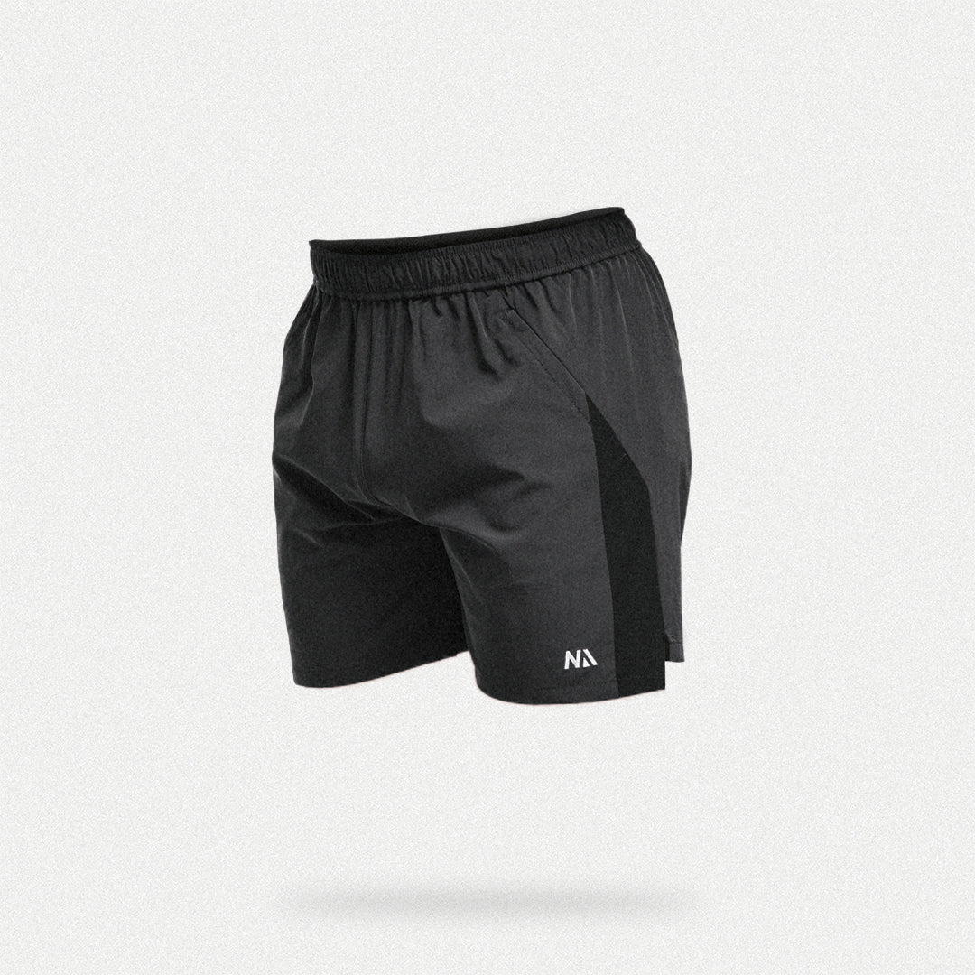 Naturlig Atlets Active Shorts er til dig som ønsker et par alsidige shorts, som er perfekte til styrketræning, Hyrox og al form for sport! Fuld bevægelighed, flot kontrastfyldt design og et lækkert fit gør dem ideelle til en aktiv livsstil.

Lynlås i lommerne, snøre i livet til at justere livvidden og ekstra strækbart materiale.