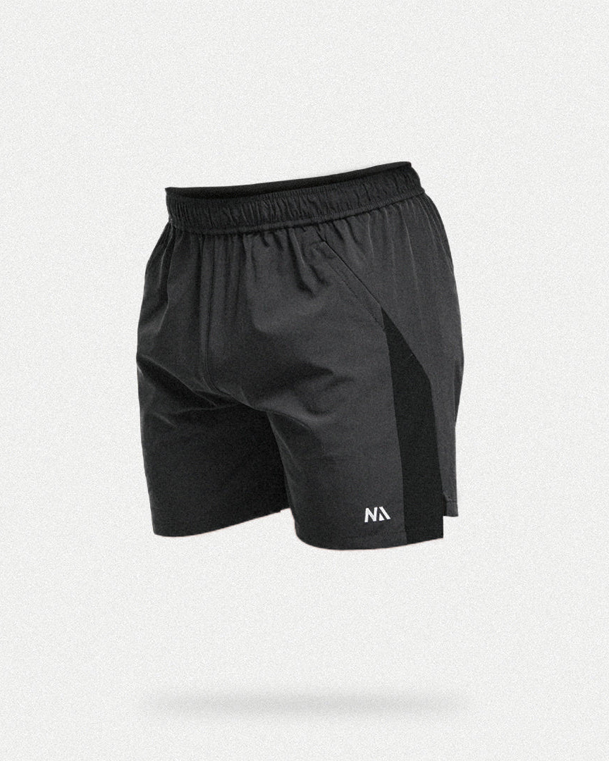 Naturlig Atlets Active Shorts er til dig som ønsker et par alsidige shorts, som er perfekte til styrketræning, Hyrox og al form for sport! Fuld bevægelighed, flot kontrastfyldt design og et lækkert fit gør dem ideelle til en aktiv livsstil.

Lynlås i lommerne, snøre i livet til at justere livvidden og ekstra strækbart materiale.
