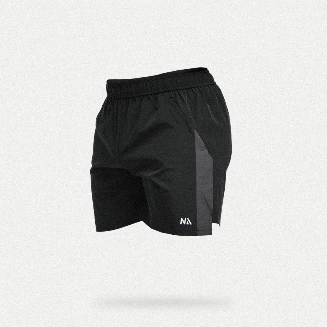 Naturlig Atlets Active Shorts er til dig som ønsker et par alsidige shorts, som er perfekte til styrketræning, Hyrox og al form for sport! Fuld bevægelighed, flot kontrastfyldt design og et lækkert fit gør dem ideelle til en aktiv livsstil.

Lynlås i lommerne, snøre i livet til at justere livvidden og ekstra strækbart materiale.