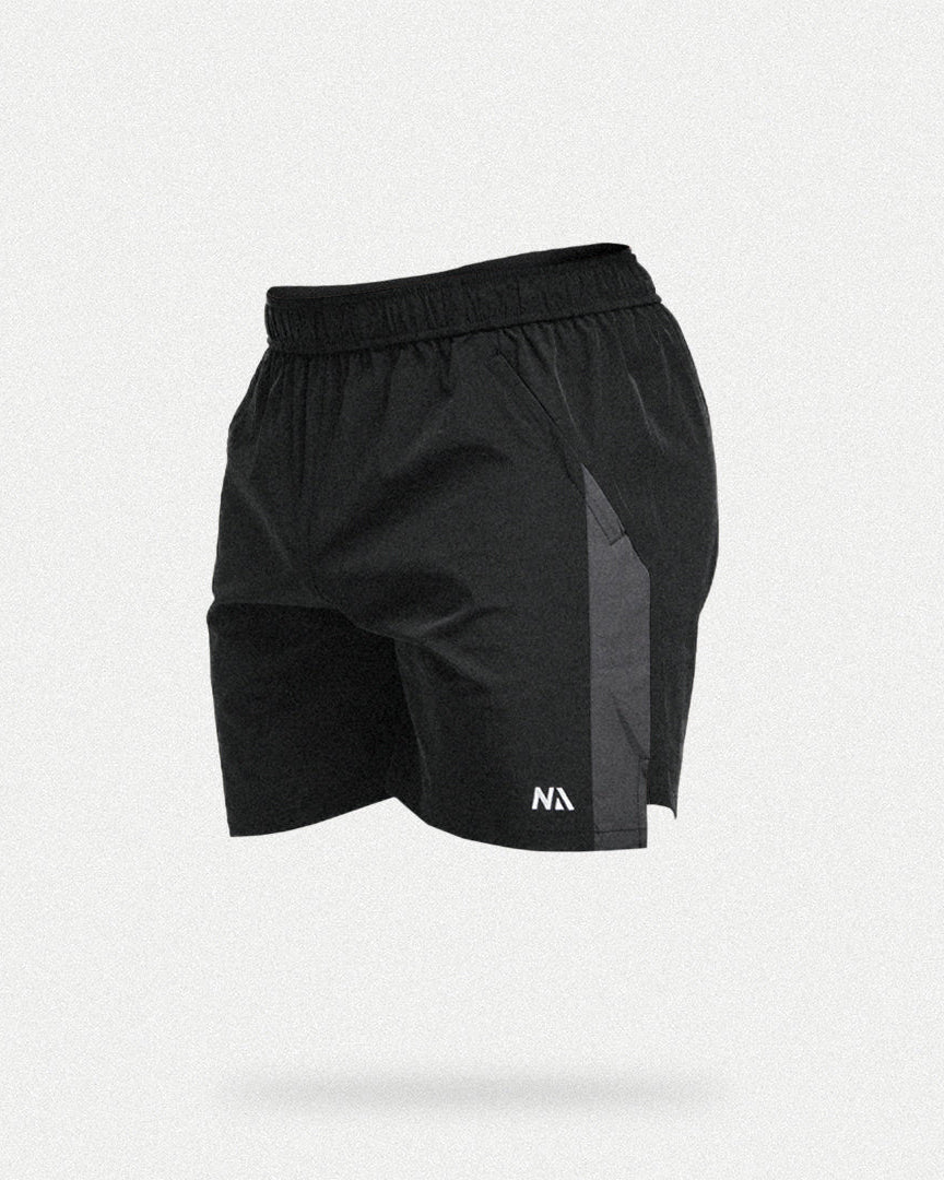 Naturlig Atlets Active Shorts er til dig som ønsker et par alsidige shorts, som er perfekte til styrketræning, Hyrox og al form for sport! Fuld bevægelighed, flot kontrastfyldt design og et lækkert fit gør dem ideelle til en aktiv livsstil.

Lynlås i lommerne, snøre i livet til at justere livvidden og ekstra strækbart materiale.