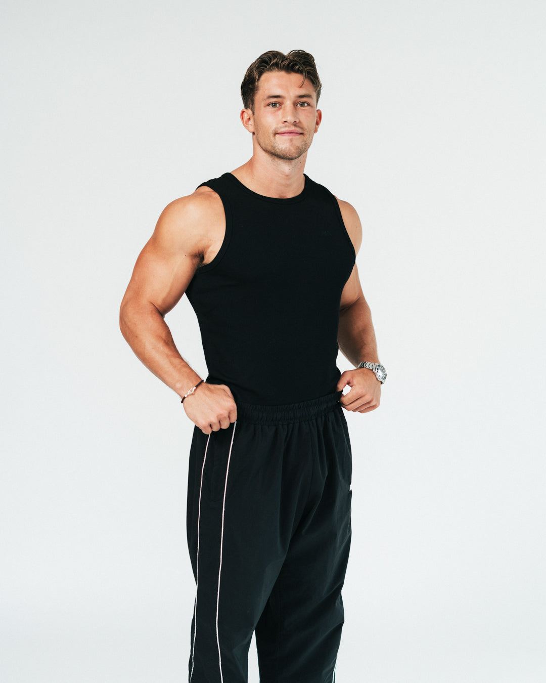 Naturlig Atlet's Active Tank Top er lavet af en kombination af bomuld og et nyt materiale, som vi er begyndt at arbejde med, kaldet rayon. Rayon kaldes også viskose og er et let og strækbart fabric. Rayon er et naturmateriale, som er lavet ud af fibrene fra regenereret træ.&nbsp;

Vores Tank Top er designet til performance og til at fremhæve din pump og dine fremskridt. Det er uden tvivl den blødeste Tank Top, du nogensinde kommer til at eje!
