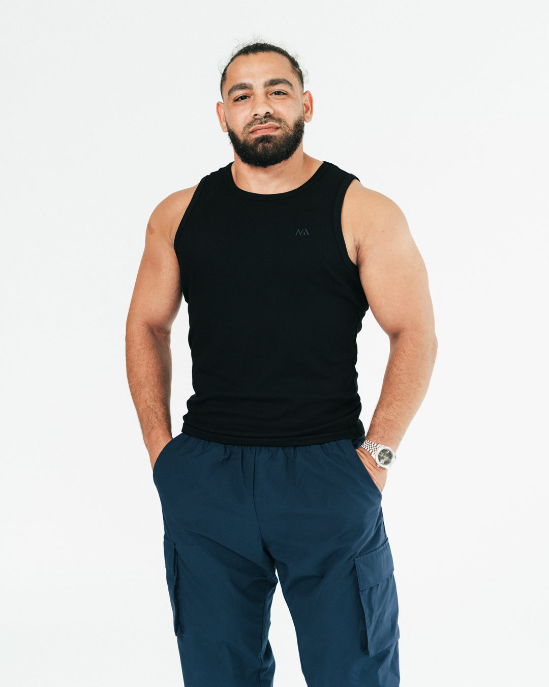 Naturlig Atlet's Active Tank Top er lavet af en kombination af bomuld og et nyt materiale, som vi er begyndt at arbejde med, kaldet rayon. Rayon kaldes også viskose og er et let og strækbart fabric. Rayon er et naturmateriale, som er lavet ud af fibrene fra regenereret træ.&nbsp;

Vores Tank Top er designet til performance og til at fremhæve din pump og dine fremskridt. Det er uden tvivl den blødeste Tank Top, du nogensinde kommer til at eje!