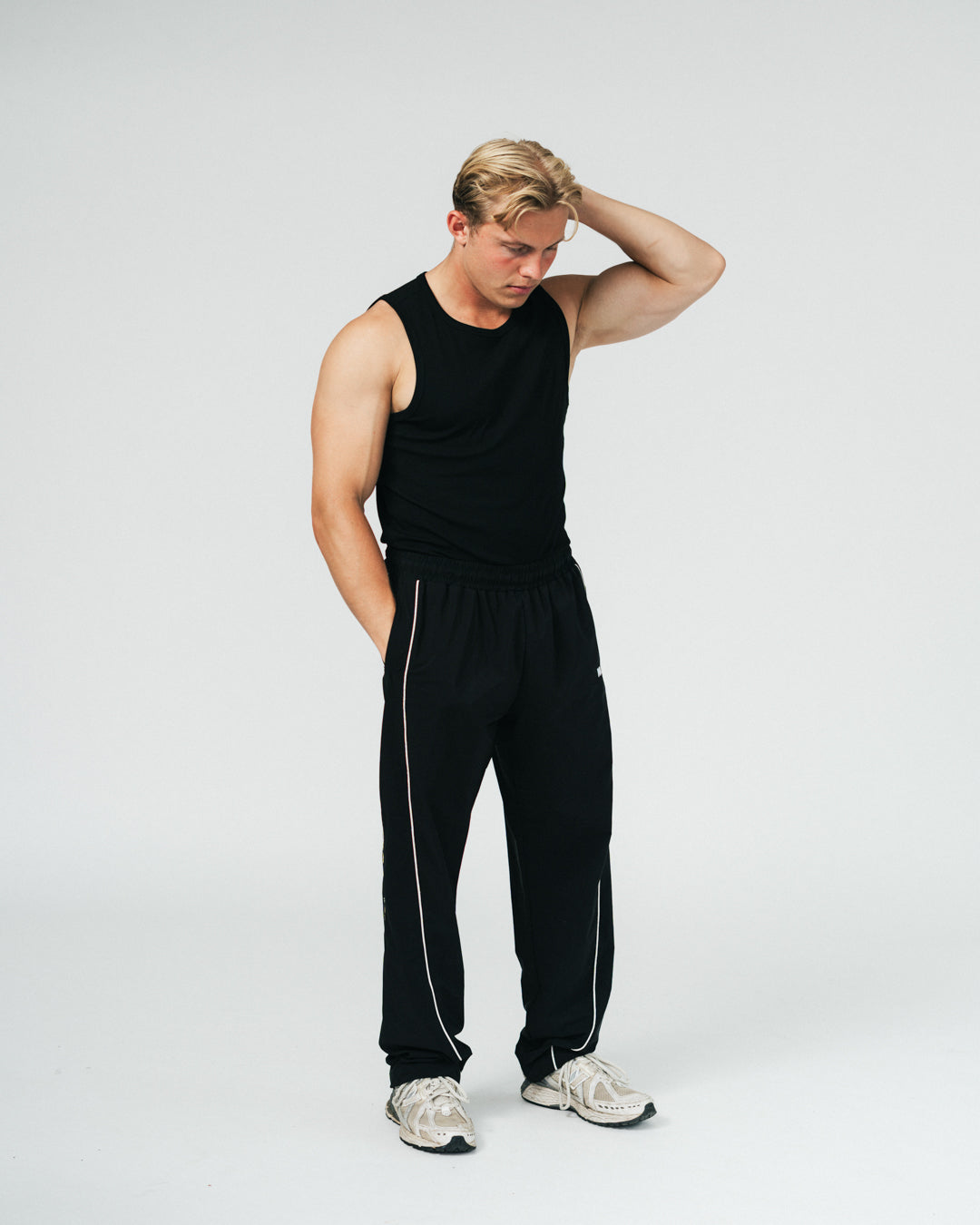 Naturlig Atlet's Active Tank Top er lavet af en kombination af bomuld og et nyt materiale, som vi er begyndt at arbejde med, kaldet rayon. Rayon kaldes også viskose og er et let og strækbart fabric. Rayon er et naturmateriale, som er lavet ud af fibrene fra regenereret træ.&nbsp;

Vores Tank Top er designet til performance og til at fremhæve din pump og dine fremskridt. Det er uden tvivl den blødeste Tank Top, du nogensinde kommer til at eje!