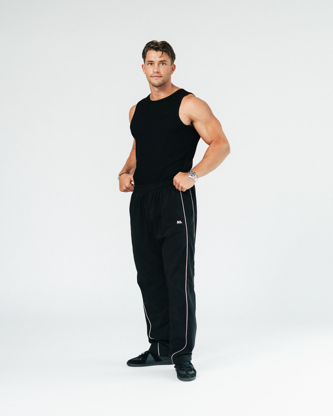 Naturlig Atlet's Active Tank Top er lavet af en kombination af bomuld og et nyt materiale, som vi er begyndt at arbejde med, kaldet rayon. Rayon kaldes også viskose og er et let og strækbart fabric. Rayon er et naturmateriale, som er lavet ud af fibrene fra regenereret træ.&nbsp;

Vores Tank Top er designet til performance og til at fremhæve din pump og dine fremskridt. Det er uden tvivl den blødeste Tank Top, du nogensinde kommer til at eje!