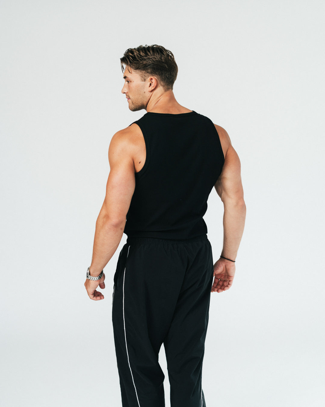 Naturlig Atlet's Active Tank Top er lavet af en kombination af bomuld og et nyt materiale, som vi er begyndt at arbejde med, kaldet rayon. Rayon kaldes også viskose og er et let og strækbart fabric. Rayon er et naturmateriale, som er lavet ud af fibrene fra regenereret træ.&nbsp;

Vores Tank Top er designet til performance og til at fremhæve din pump og dine fremskridt. Det er uden tvivl den blødeste Tank Top, du nogensinde kommer til at eje!