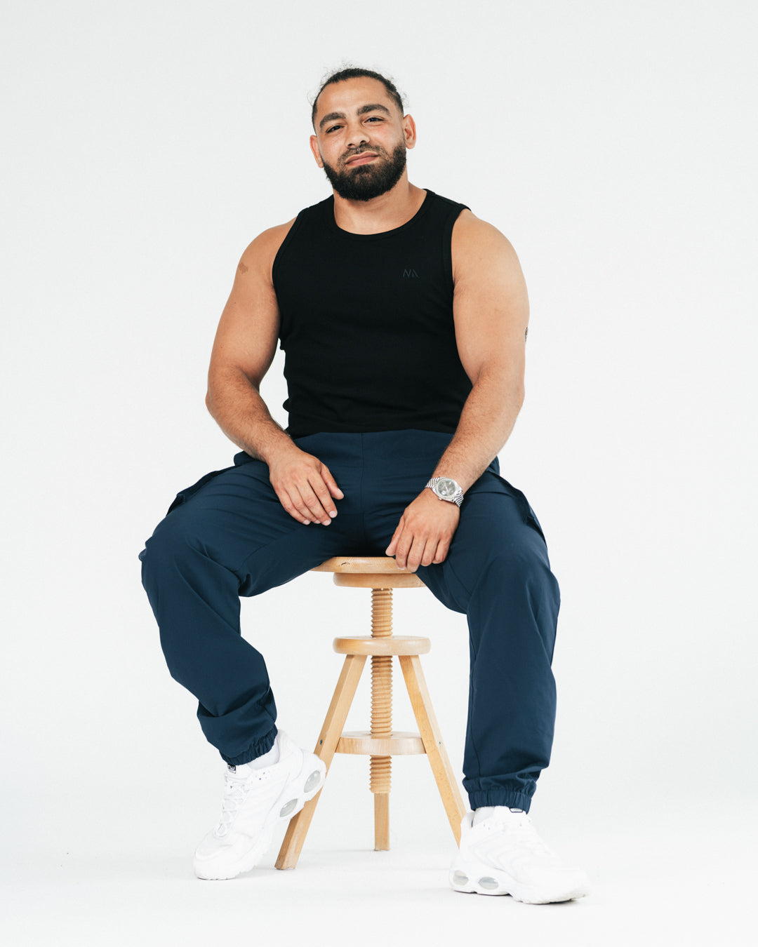 Naturlig Atlet's Active Tank Top er lavet af en kombination af bomuld og et nyt materiale, som vi er begyndt at arbejde med, kaldet rayon. Rayon kaldes også viskose og er et let og strækbart fabric. Rayon er et naturmateriale, som er lavet ud af fibrene fra regenereret træ.&nbsp;

Vores Tank Top er designet til performance og til at fremhæve din pump og dine fremskridt. Det er uden tvivl den blødeste Tank Top, du nogensinde kommer til at eje!