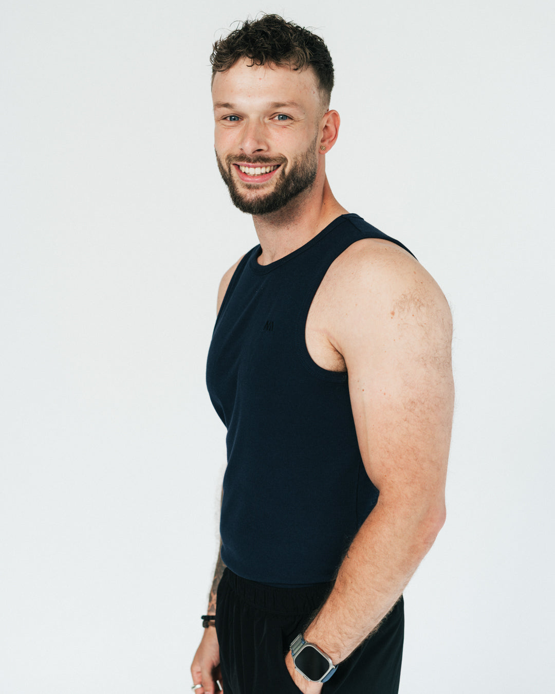 Naturlig Atlet's Active Tank Top er lavet af en kombination af bomuld og et nyt materiale, som vi er begyndt at arbejde med, kaldet rayon. Rayon kaldes også viskose og er et let og strækbart fabric. Rayon er et naturmateriale, som er lavet ud af fibrene fra regenereret træ.&nbsp;

Vores Tank Top er designet til performance og til at fremhæve din pump og dine fremskridt. Det er uden tvivl den blødeste Tank Top, du nogensinde kommer til at eje!