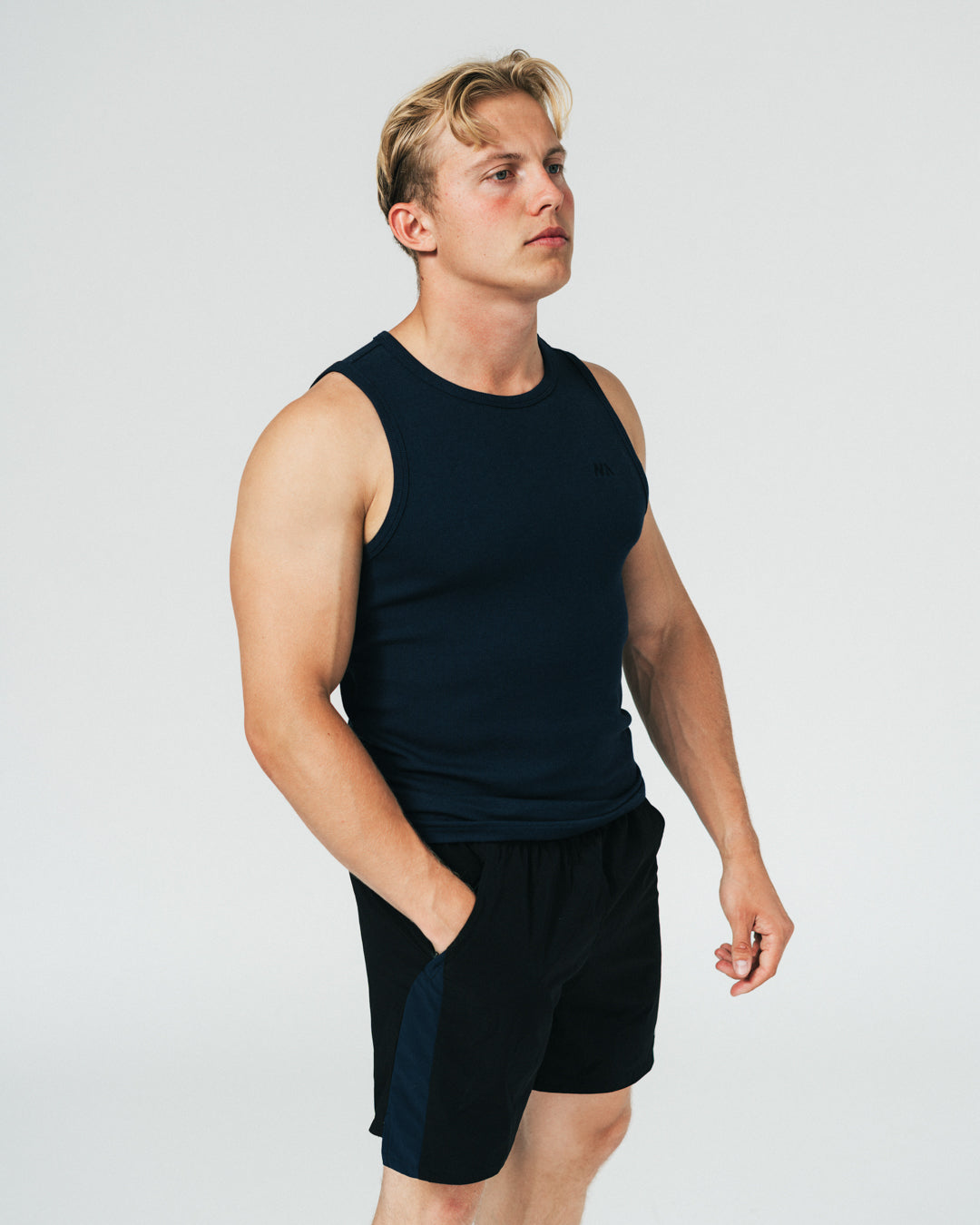 Naturlig Atlet's Active Tank Top er lavet af en kombination af bomuld og et nyt materiale, som vi er begyndt at arbejde med, kaldet rayon. Rayon kaldes også viskose og er et let og strækbart fabric. Rayon er et naturmateriale, som er lavet ud af fibrene fra regenereret træ.&nbsp;

Vores Tank Top er designet til performance og til at fremhæve din pump og dine fremskridt. Det er uden tvivl den blødeste Tank Top, du nogensinde kommer til at eje!