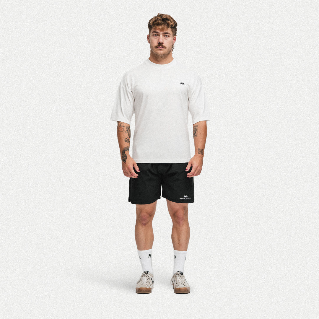 Naturlig Atlets Active T-shirt er perfekt til dig med en aktiv livsstil, som har komfort og stil i højsædet. Ultra blødt stof og det perfekte oversized fit gør, at du både kan træne hårdt og se godt ud mens du gør det.