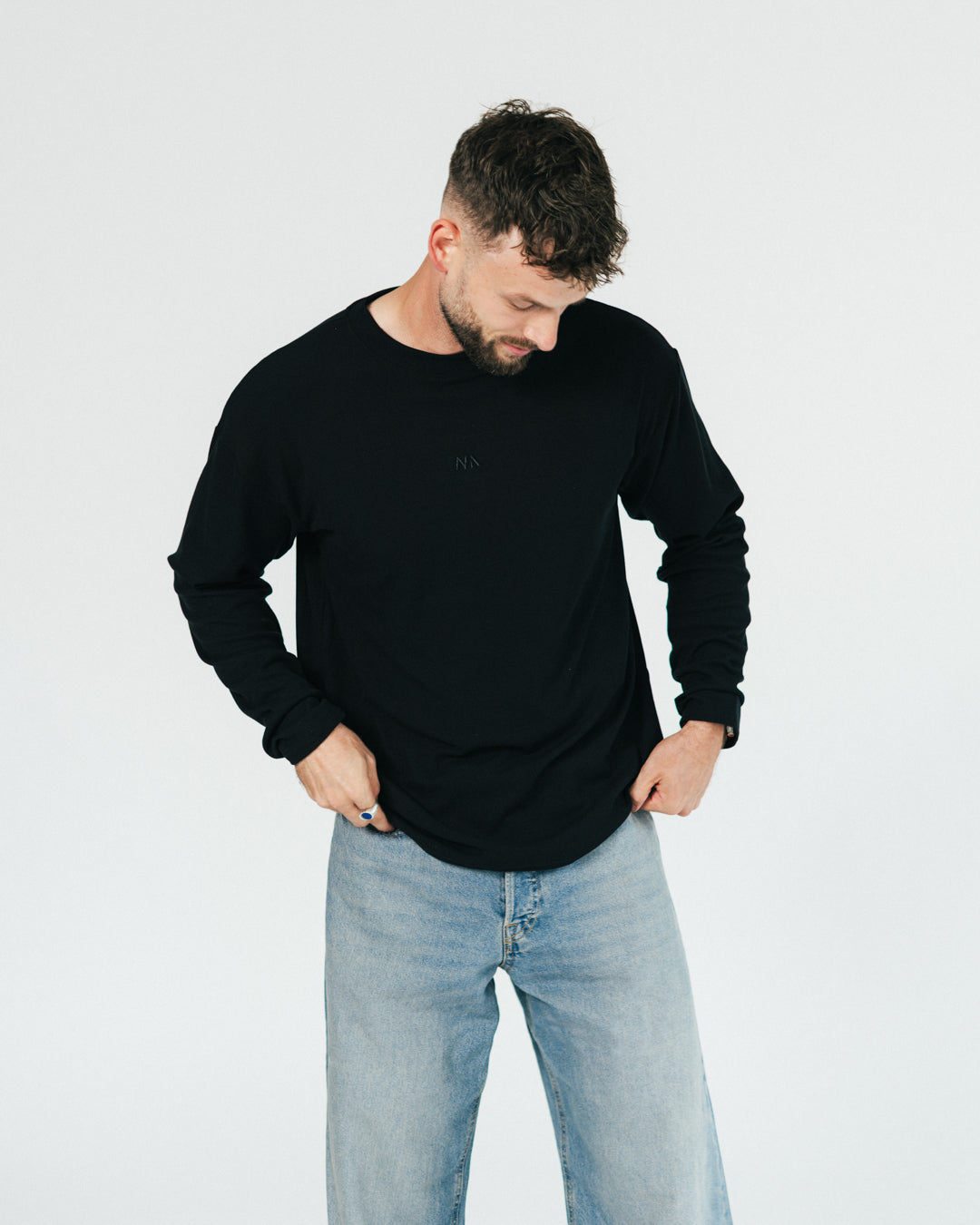 NA’s Active Long Sleeve er en funktionel og stilren langærmet sportstrøje til både mænd og kvinder. Lavet i et let, åndbart og svedtransporterende materiale, der giver maksimal komfort og bevægelsesfrihed – perfekt til styrketræning, løb og andre former for træning. Den atletiske pasform og det minimalistiske design gør den også oplagt til hverdagsbrug som en del af din træningsgarderobe.