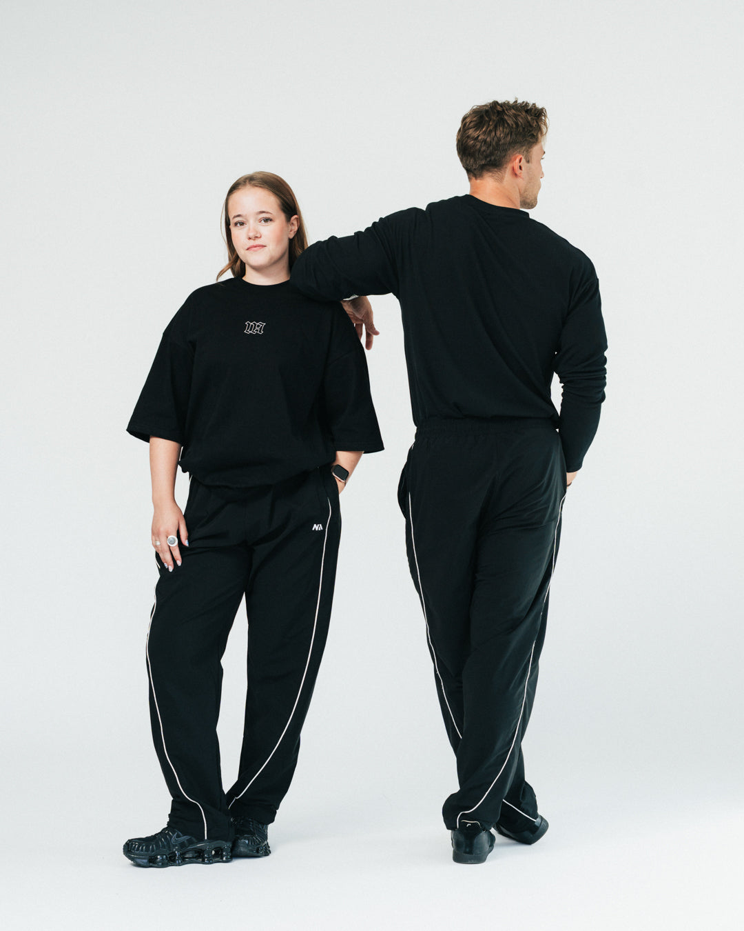 NA’s Active Long Sleeve er en funktionel og stilren langærmet sportstrøje til både mænd og kvinder. Lavet i et let, åndbart og svedtransporterende materiale, der giver maksimal komfort og bevægelsesfrihed – perfekt til styrketræning, løb og andre former for træning. Den atletiske pasform og det minimalistiske design gør den også oplagt til hverdagsbrug som en del af din træningsgarderobe.