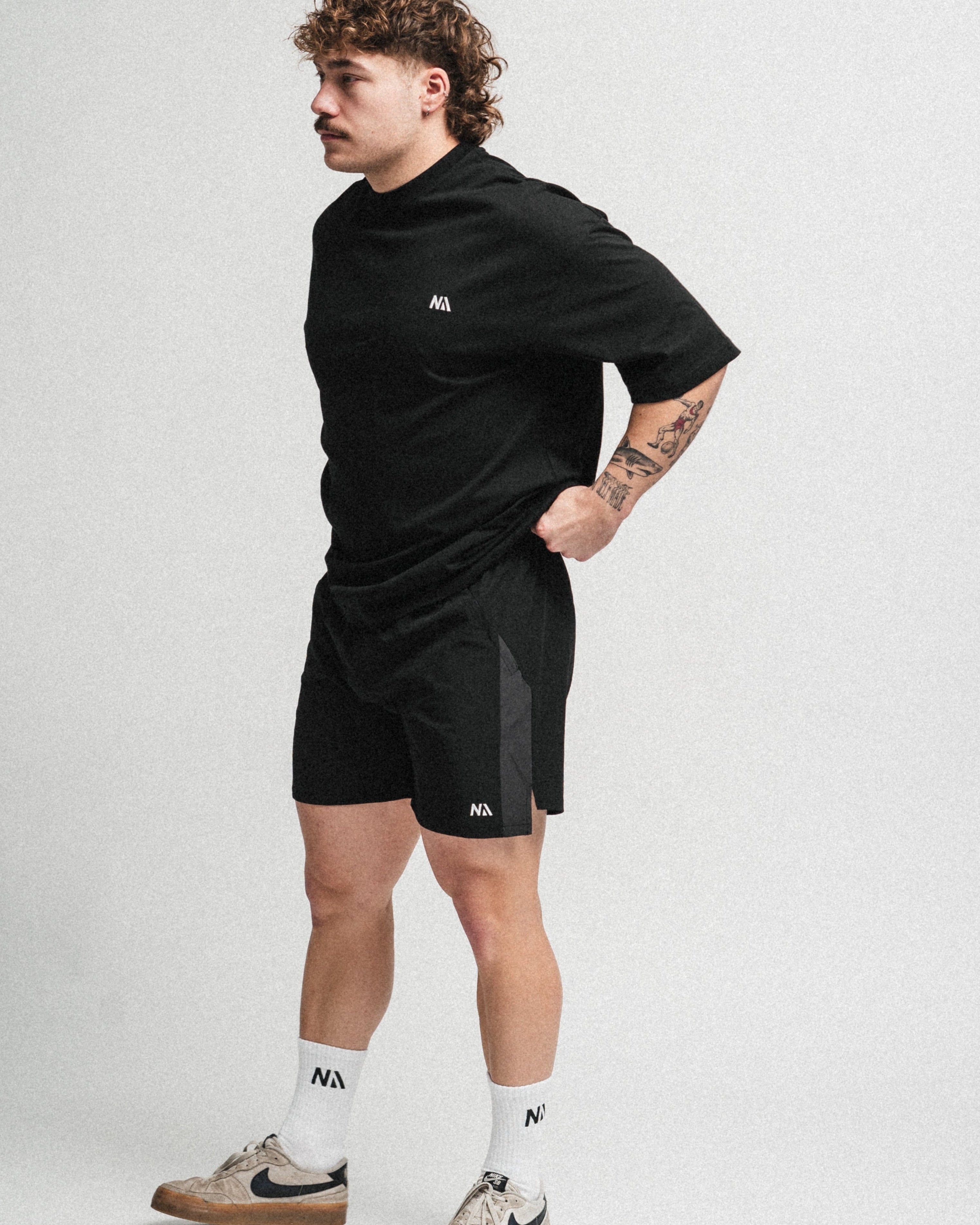 Naturlig Atlets Active Shorts er til dig som ønsker et par alsidige shorts, som er perfekte til styrketræning, Hyrox og al form for sport! Fuld bevægelighed, flot kontrastfyldt design og et lækkert fit gør dem ideelle til en aktiv livsstil.

Lynlås i lommerne, snøre i livet til at justere livvidden og ekstra strækbart materiale.