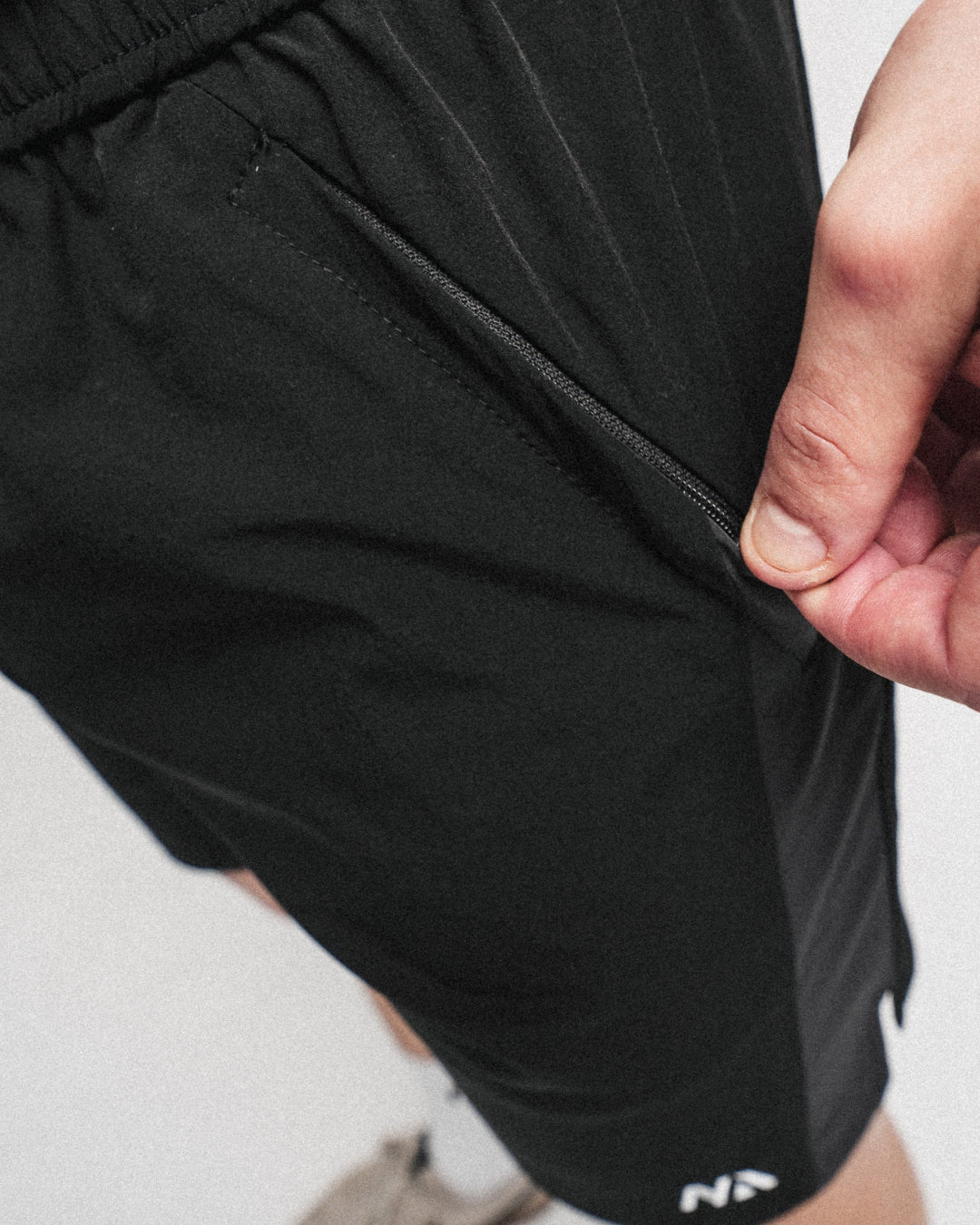 Naturlig Atlets Active Shorts er til dig som ønsker et par alsidige shorts, som er perfekte til styrketræning, Hyrox og al form for sport! Fuld bevægelighed, flot kontrastfyldt design og et lækkert fit gør dem ideelle til en aktiv livsstil.

Lynlås i lommerne, snøre i livet til at justere livvidden og ekstra strækbart materiale.