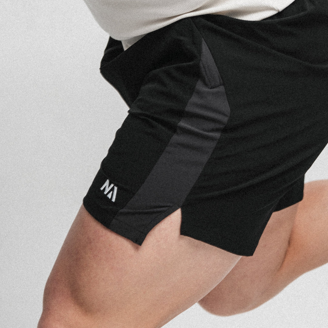 Naturlig Atlets Active Shorts er til dig som ønsker et par alsidige shorts, som er perfekte til styrketræning, Hyrox og al form for sport! Fuld bevægelighed, flot kontrastfyldt design og et lækkert fit gør dem ideelle til en aktiv livsstil.

Lynlås i lommerne, snøre i livet til at justere livvidden og ekstra strækbart materiale.