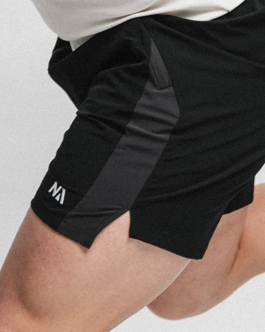 Naturlig Atlets Active Shorts er til dig som ønsker et par alsidige shorts, som er perfekte til styrketræning, Hyrox og al form for sport! Fuld bevægelighed, flot kontrastfyldt design og et lækkert fit gør dem ideelle til en aktiv livsstil.

Lynlås i lommerne, snøre i livet til at justere livvidden og ekstra strækbart materiale.