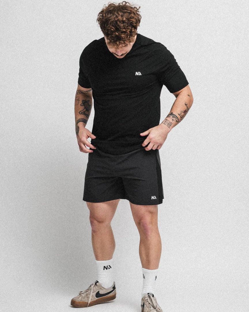 Naturlig Atlets Active Shorts er til dig som ønsker et par alsidige shorts, som er perfekte til styrketræning, Hyrox og al form for sport! Fuld bevægelighed, flot kontrastfyldt design og et lækkert fit gør dem ideelle til en aktiv livsstil.

Lynlås i lommerne, snøre i livet til at justere livvidden og ekstra strækbart materiale.