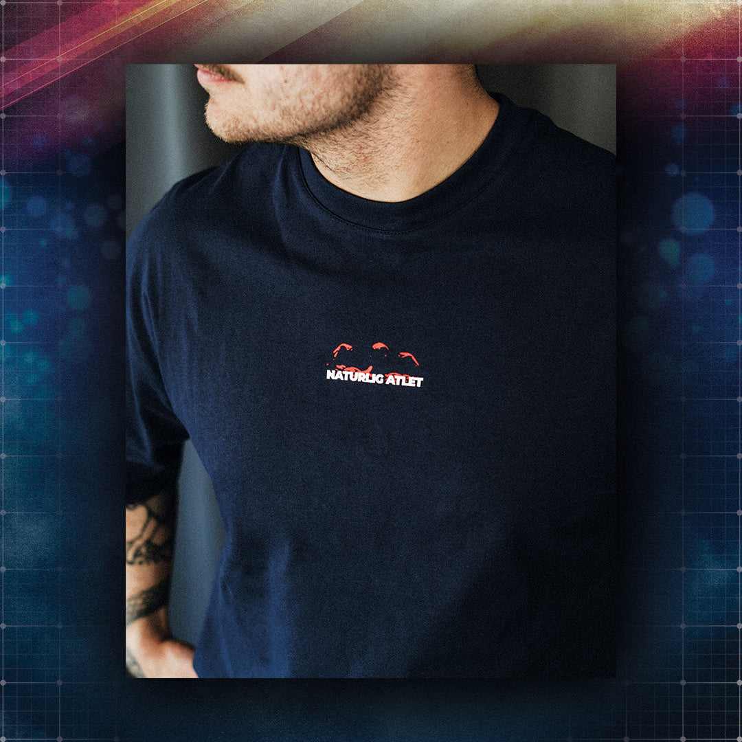 Årets officielle DFNA t-shirt!

Inspireret af et ikonisk moment fra EM i 2024 og designet i årets ODC farver!

Den perfekte oversized box fit, med drop shoulders og fald over brystet - præcis som du kender fra NA's oversized t-shirts.