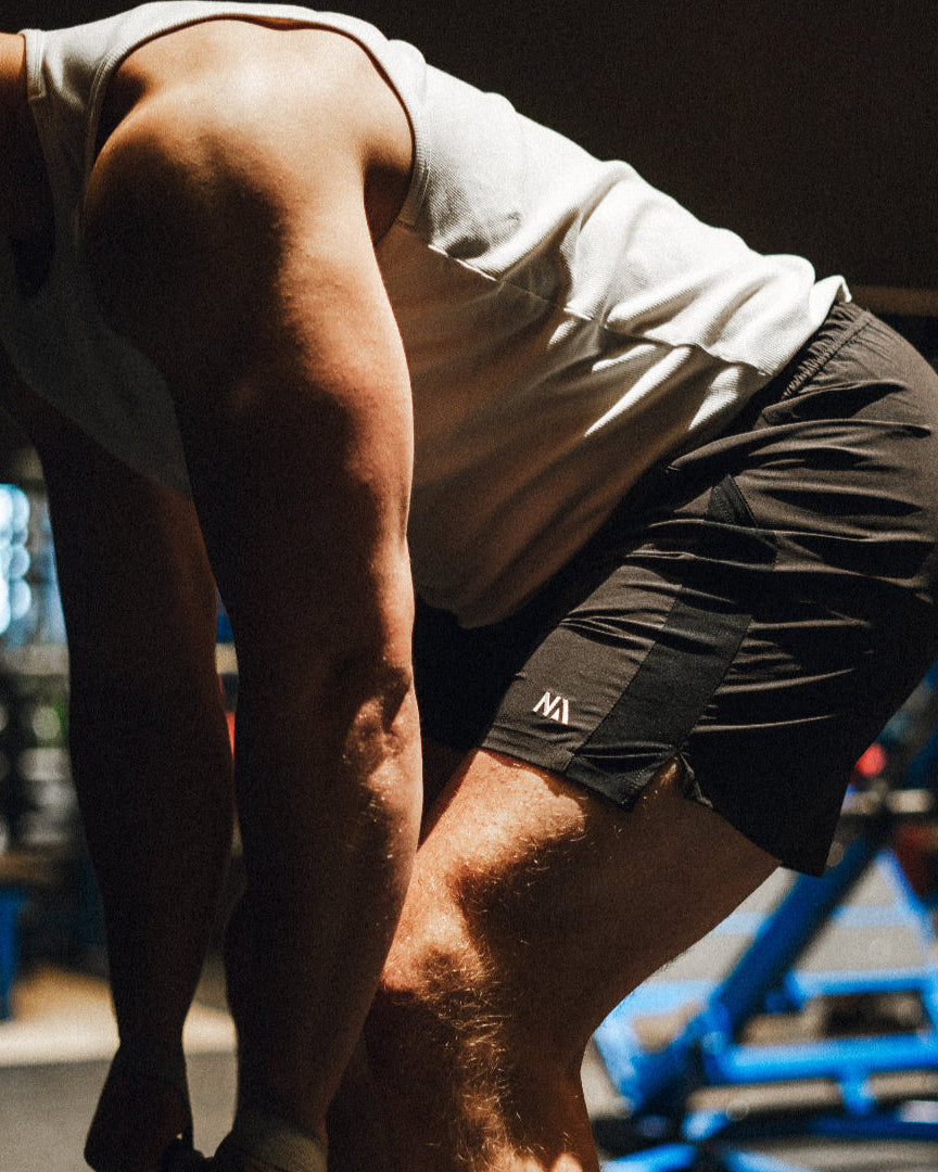 Naturlig Atlets Active Shorts er til dig som ønsker et par alsidige shorts, som er perfekte til styrketræning, Hyrox og al form for sport! Fuld bevægelighed, flot kontrastfyldt design og et lækkert fit gør dem ideelle til en aktiv livsstil.

Lynlås i lommerne, snøre i livet til at justere livvidden og ekstra strækbart materiale.