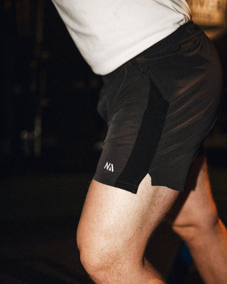 Naturlig Atlets Active Shorts er til dig som ønsker et par alsidige shorts, som er perfekte til styrketræning, Hyrox og al form for sport! Fuld bevægelighed, flot kontrastfyldt design og et lækkert fit gør dem ideelle til en aktiv livsstil.

Lynlås i lommerne, snøre i livet til at justere livvidden og ekstra strækbart materiale.