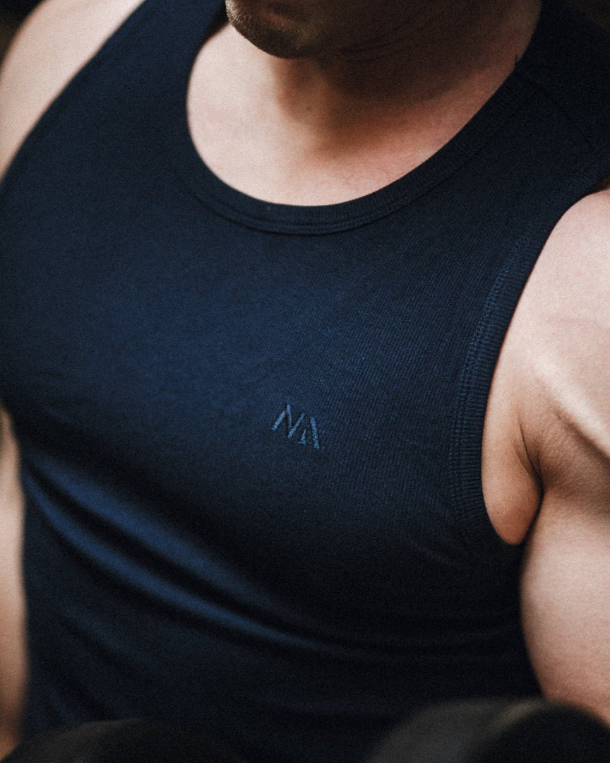 Naturlig Atlet's Active Tank Top er lavet af en kombination af bomuld og et nyt materiale, som vi er begyndt at arbejde med, kaldet rayon. Rayon kaldes også viskose og er et let og strækbart fabric. Rayon er et naturmateriale, som er lavet ud af fibrene fra regenereret træ.&nbsp;

Vores Tank Top er designet til performance og til at fremhæve din pump og dine fremskridt. Det er uden tvivl den blødeste Tank Top, du nogensinde kommer til at eje!