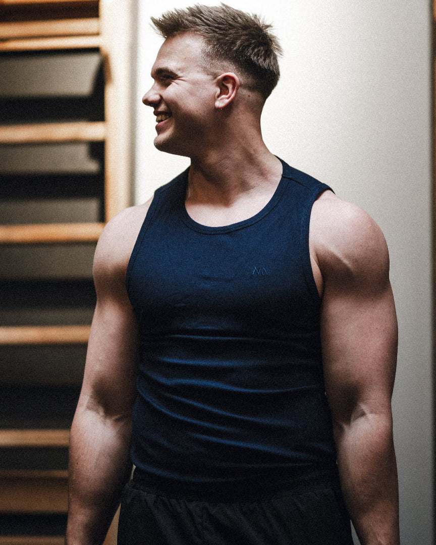 Naturlig Atlet's Active Tank Top er lavet af en kombination af bomuld og et nyt materiale, som vi er begyndt at arbejde med, kaldet rayon. Rayon kaldes også viskose og er et let og strækbart fabric. Rayon er et naturmateriale, som er lavet ud af fibrene fra regenereret træ.&nbsp;

Vores Tank Top er designet til performance og til at fremhæve din pump og dine fremskridt. Det er uden tvivl den blødeste Tank Top, du nogensinde kommer til at eje!