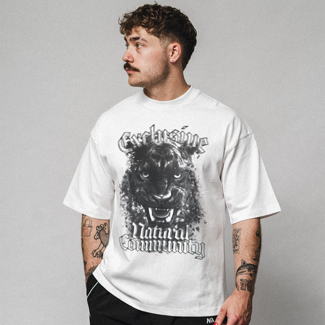 Det perfekte pump cover, gennemført pasform og maksimal komfort. Blødt og åndbart bomuld kombineret med det ikoniske oversized box fit - gør den ideel som både træningstrøje og casual hverdagslook. Med drop shoulders og et naturligt fald over brystet, der skaber en flatterende silhuet, går du aldrig galt i byen med den her t-shirt.

En ny standard inden for komfortabelt træningstøj – og garanteret din nye favorit.