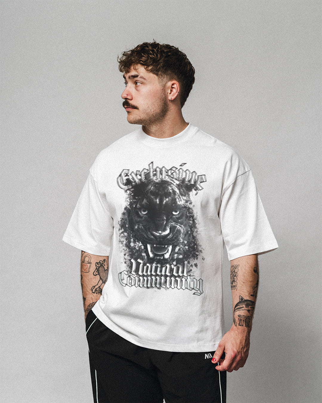 Stå ud med NA's Oversized T-shirt og det nye Exclusive Natural Community print!

En hyldest til et fællesskab, som løfter i flok.