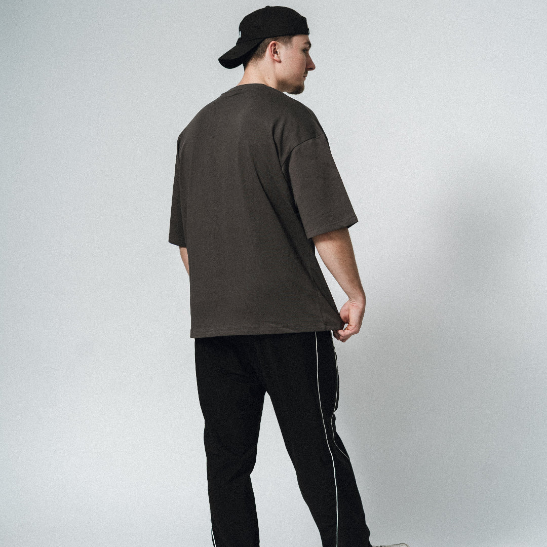 NA's Oversized t-shirt er beskrevet som det perfekte pump cover, gennemført pasform og maksimal komfort. Det bløde og åndbare bomuld kombineret med det ikoniske oversized box fit - gør den ideel som både træningstrøje og casual hverdagslook. Med drop shoulders og et naturligt fald over brystet, der skaber en flatterende silhuet, går du aldrig galt i byen med den her t-shirt.