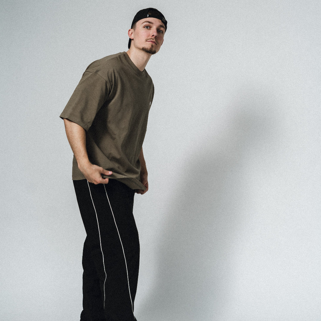 NA's Oversized t-shirt er beskrevet som det perfekte pump cover, gennemført pasform og maksimal komfort. Det bløde og åndbare bomuld kombineret med det ikoniske oversized box fit - gør den ideel som både træningstrøje og casual hverdagslook. Med drop shoulders og et naturligt fald over brystet, der skaber en flatterende silhuet, går du aldrig galt i byen med den her t-shirt.