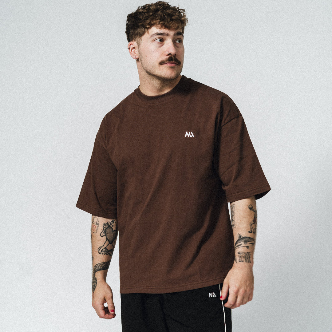 NA's Oversized t-shirt er beskrevet som det perfekte pump cover og nu kan du finde dem med moderne, simpelt og stilfuldt Gothic print, der går perfekt sammen med resten af dit træningstøj.

Det bløde og åndbare bomuld kombineret med det ikoniske oversized box fit - gør den ideel som både træningstrøje og casual hverdagslook. Med drop shoulders og et naturligt fald over brystet, der skaber en flatterende silhuet, går du aldrig galt i byen med den her t-shirt.
En ny standard inden for komfortabelt træningstøj