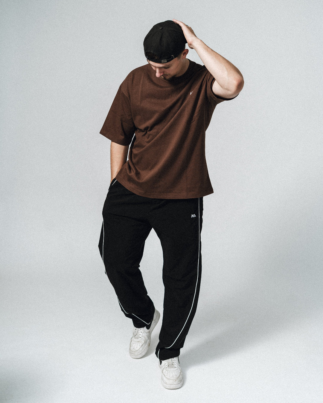 NA's Oversized t-shirt er beskrevet som det perfekte pump cover, gennemført pasform og maksimal komfort. Det bløde og åndbare bomuld kombineret med det ikoniske oversized box fit - gør den ideel som både træningstrøje og casual hverdagslook. Med drop shoulders og et naturligt fald over brystet, der skaber en flatterende silhuet, går du aldrig galt i byen med den her t-shirt.