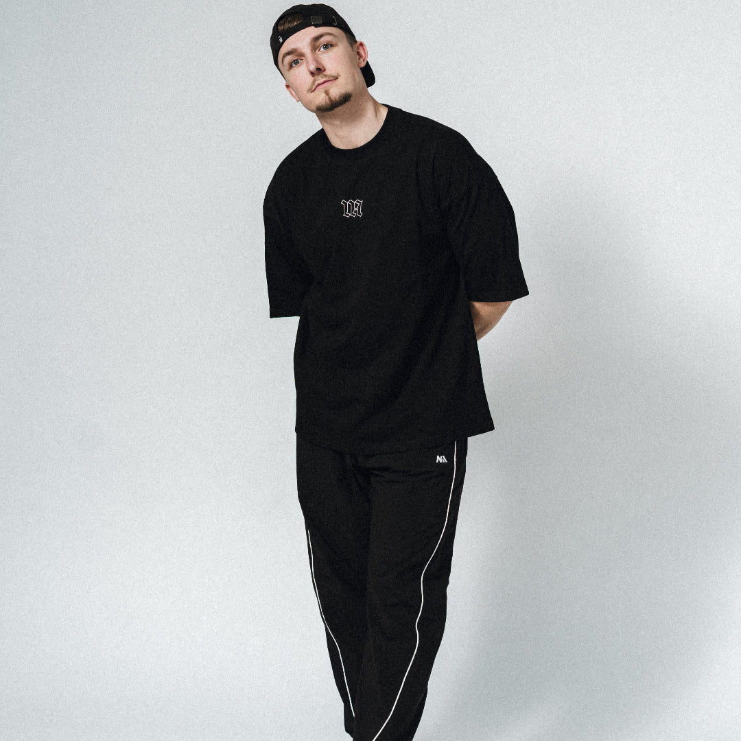 NA's Oversized t-shirt er beskrevet som det perfekte pump cover, gennemført pasform og maksimal komfort. Det bløde og åndbare bomuld kombineret med det ikoniske oversized box fit - gør den ideel som både træningstrøje og casual hverdagslook. Med drop shoulders og et naturligt fald over brystet, der skaber en flatterende silhuet, går du aldrig galt i byen med den her t-shirt.