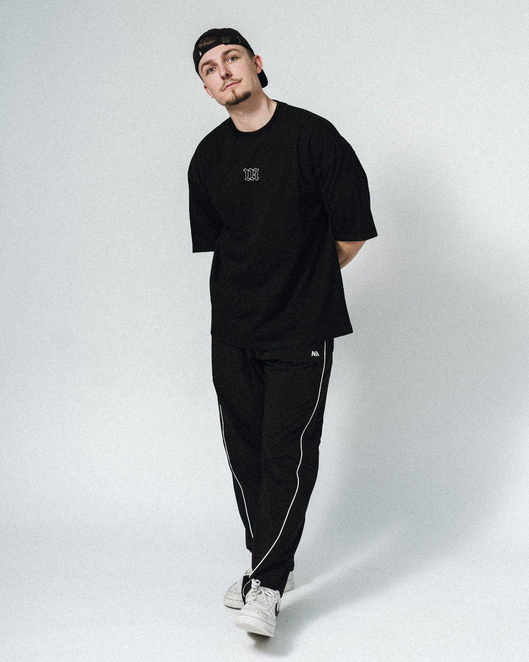 NA's Oversized t-shirt er beskrevet som det perfekte pump cover og nu kan du finde dem med moderne, simpelt og stilfuldt Gothic print, der går perfekt sammen med resten af dit træningstøj.

Det bløde og åndbare bomuld kombineret med det ikoniske oversized box fit - gør den ideel som både træningstrøje og casual hverdagslook. Med drop shoulders og et naturligt fald over brystet, der skaber en flatterende silhuet, går du aldrig galt i byen med den her t-shirt.
En ny standard inden for komfortabelt træningstøj