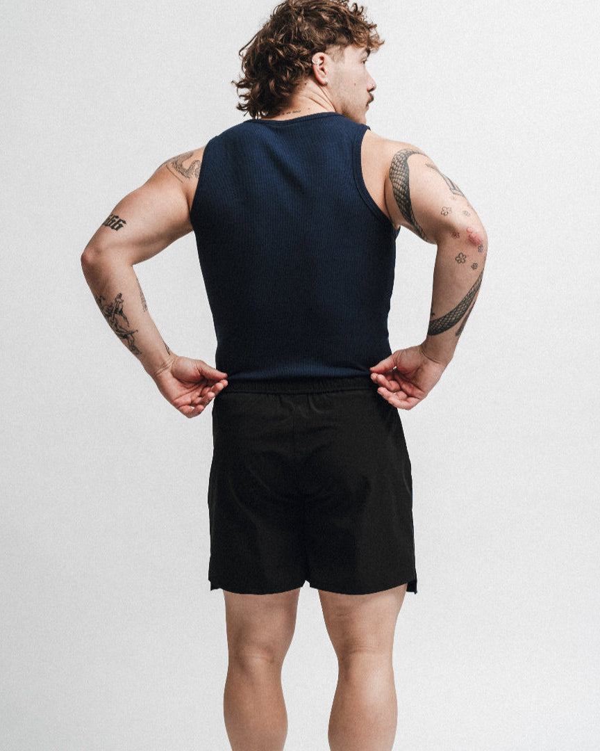 Naturlig Atlet's Active Tank Top er lavet af en kombination af bomuld og et nyt materiale, som vi er begyndt at arbejde med, kaldet rayon. Rayon kaldes også viskose og er et let og strækbart fabric. Rayon er et naturmateriale, som er lavet ud af fibrene fra regenereret træ.&nbsp;

Vores Tank Top er designet til performance og til at fremhæve din pump og dine fremskridt. Det er uden tvivl den blødeste Tank Top, du nogensinde kommer til at eje!