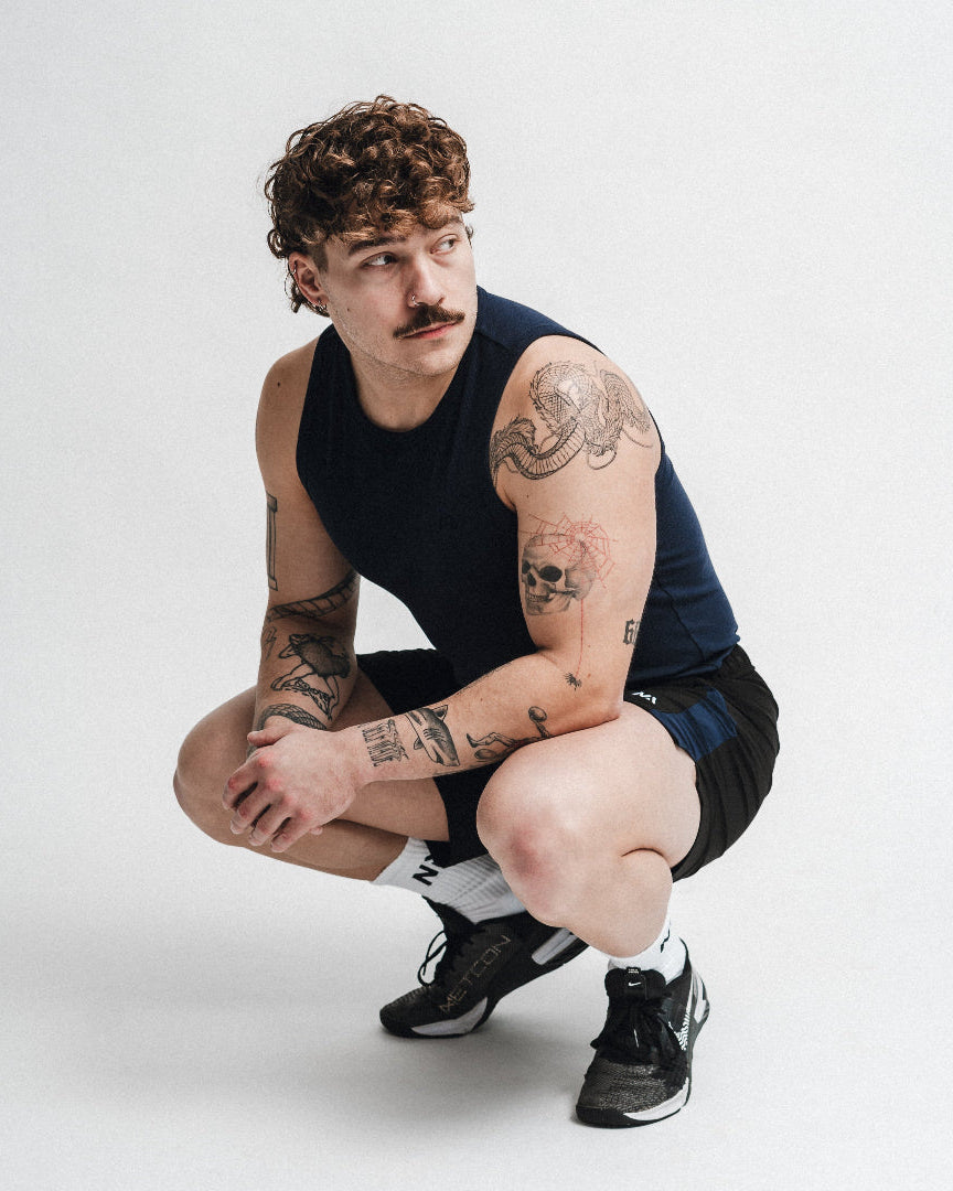 Naturlig Atlet's Active Tank Top er lavet af en kombination af bomuld og et nyt materiale, som vi er begyndt at arbejde med, kaldet rayon. Rayon kaldes også viskose og er et let og strækbart fabric. Rayon er et naturmateriale, som er lavet ud af fibrene fra regenereret træ.&nbsp;

Vores Tank Top er designet til performance og til at fremhæve din pump og dine fremskridt. Det er uden tvivl den blødeste Tank Top, du nogensinde kommer til at eje!