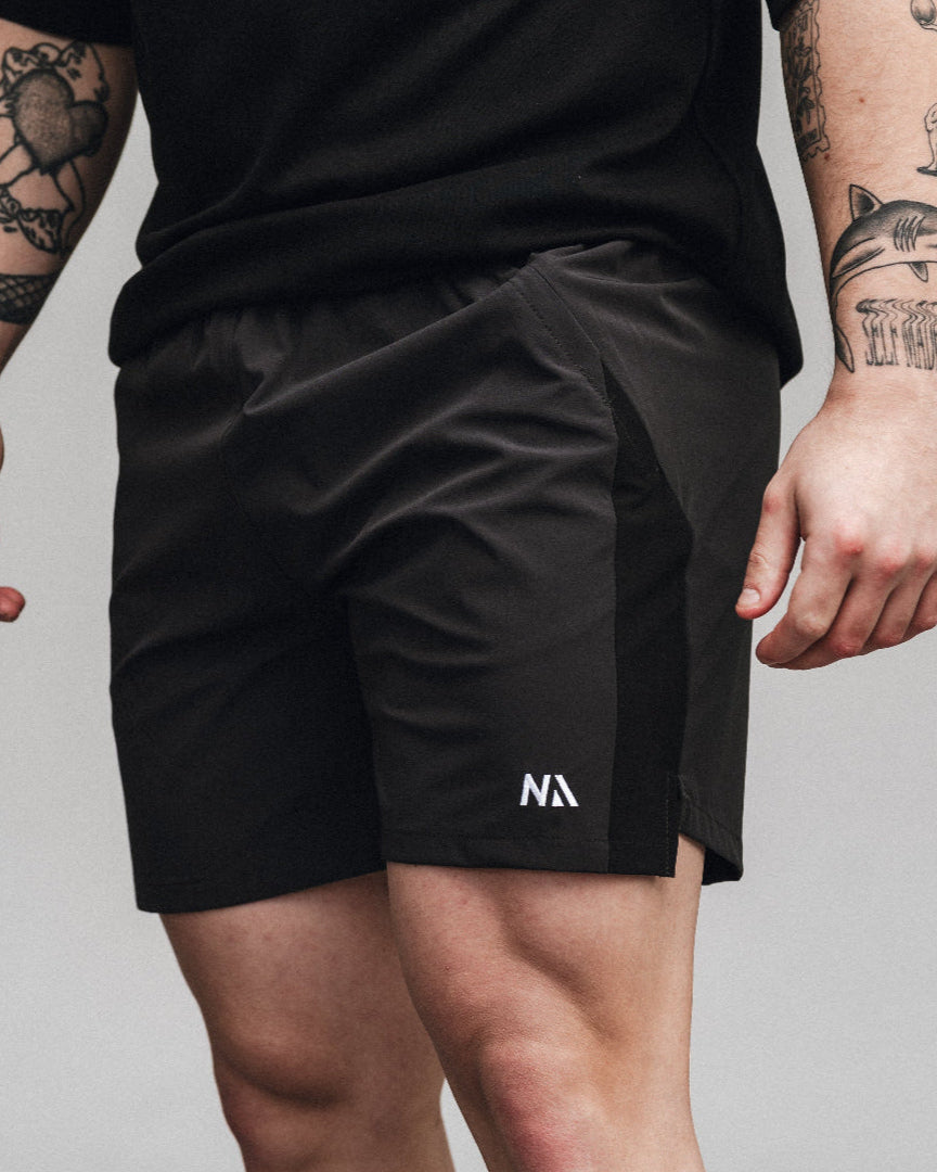 Naturlig Atlets Active Shorts er til dig som ønsker et par alsidige shorts, som er perfekte til styrketræning, Hyrox og al form for sport! Fuld bevægelighed, flot kontrastfyldt design og et lækkert fit gør dem ideelle til en aktiv livsstil.

Lynlås i lommerne, snøre i livet til at justere livvidden og ekstra strækbart materiale.