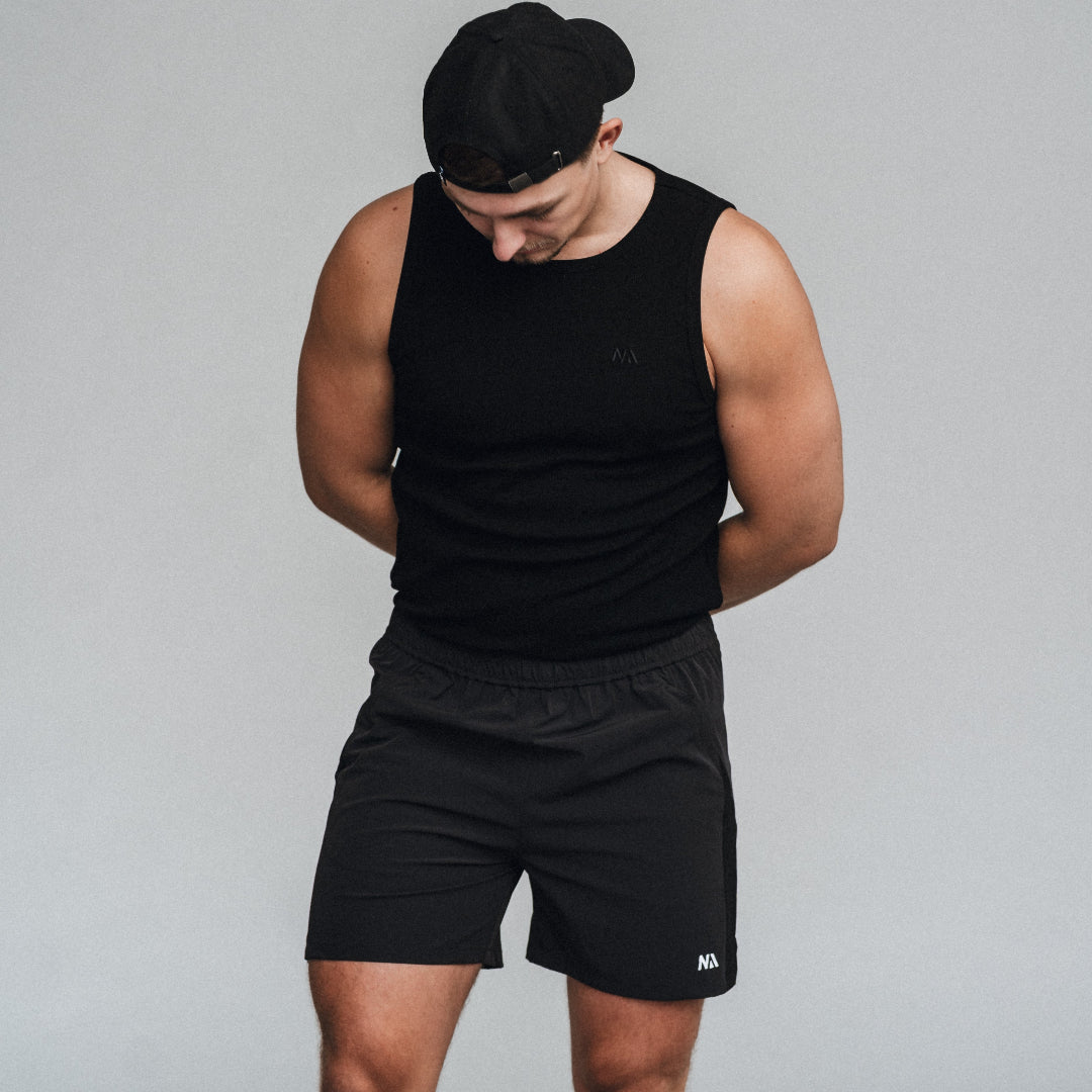 Naturlig Atlets Active Shorts er til dig som ønsker et par alsidige shorts, som er perfekte til styrketræning, Hyrox og al form for sport! Fuld bevægelighed, flot kontrastfyldt design og et lækkert fit gør dem ideelle til en aktiv livsstil.

Lynlås i lommerne, snøre i livet til at justere livvidden og ekstra strækbart materiale.