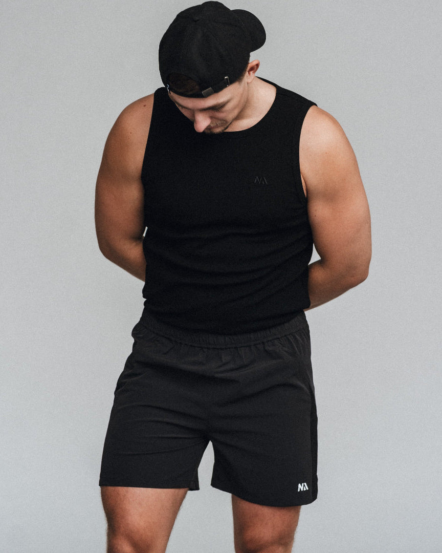 Naturlig Atlets Active Shorts er til dig som ønsker et par alsidige shorts, som er perfekte til styrketræning, Hyrox og al form for sport! Fuld bevægelighed, flot kontrastfyldt design og et lækkert fit gør dem ideelle til en aktiv livsstil.

Lynlås i lommerne, snøre i livet til at justere livvidden og ekstra strækbart materiale.