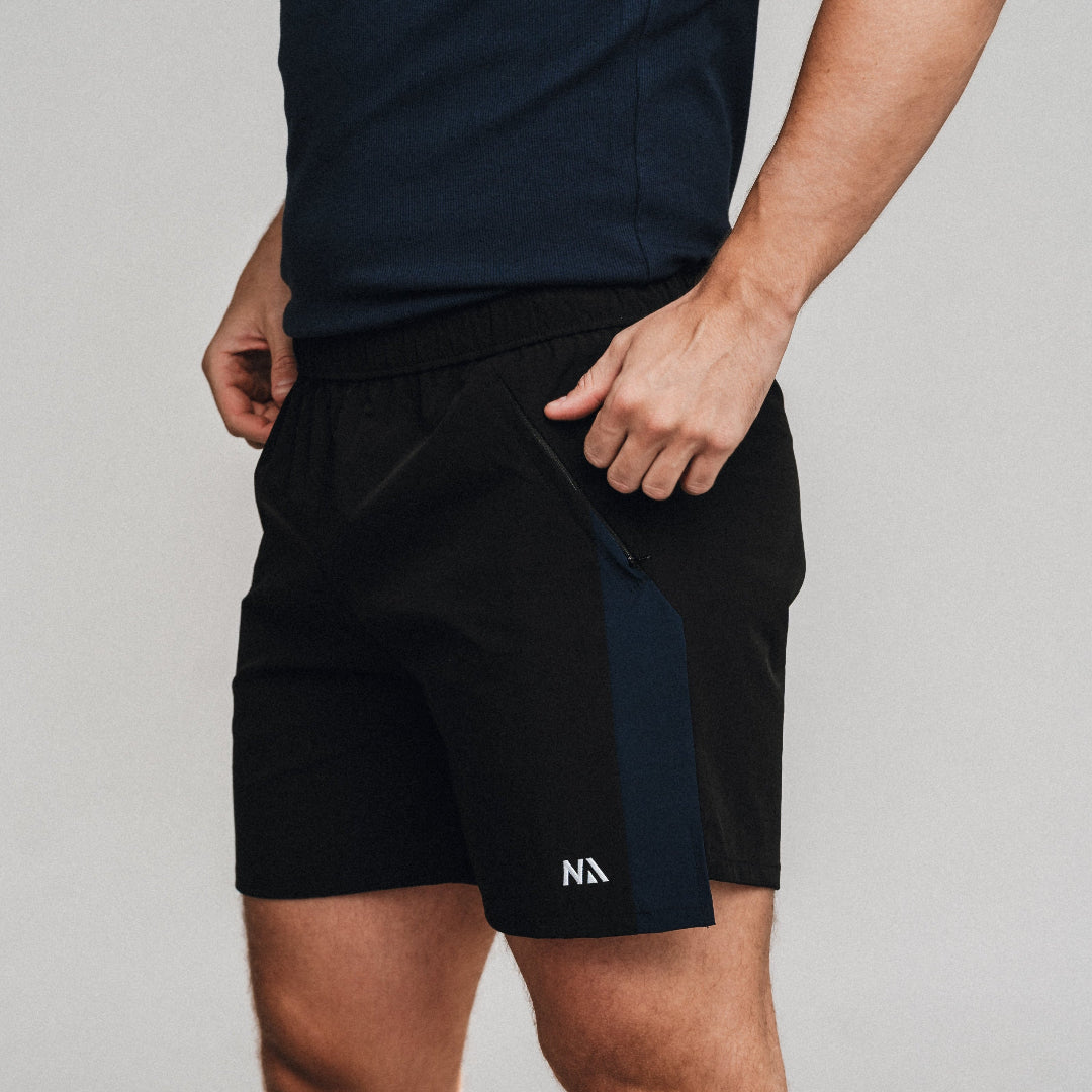 Naturlig Atlets Active Shorts er til dig som ønsker et par alsidige shorts, som er perfekte til styrketræning, Hyrox og al form for sport! Fuld bevægelighed, flot kontrastfyldt design og et lækkert fit gør dem ideelle til en aktiv livsstil.