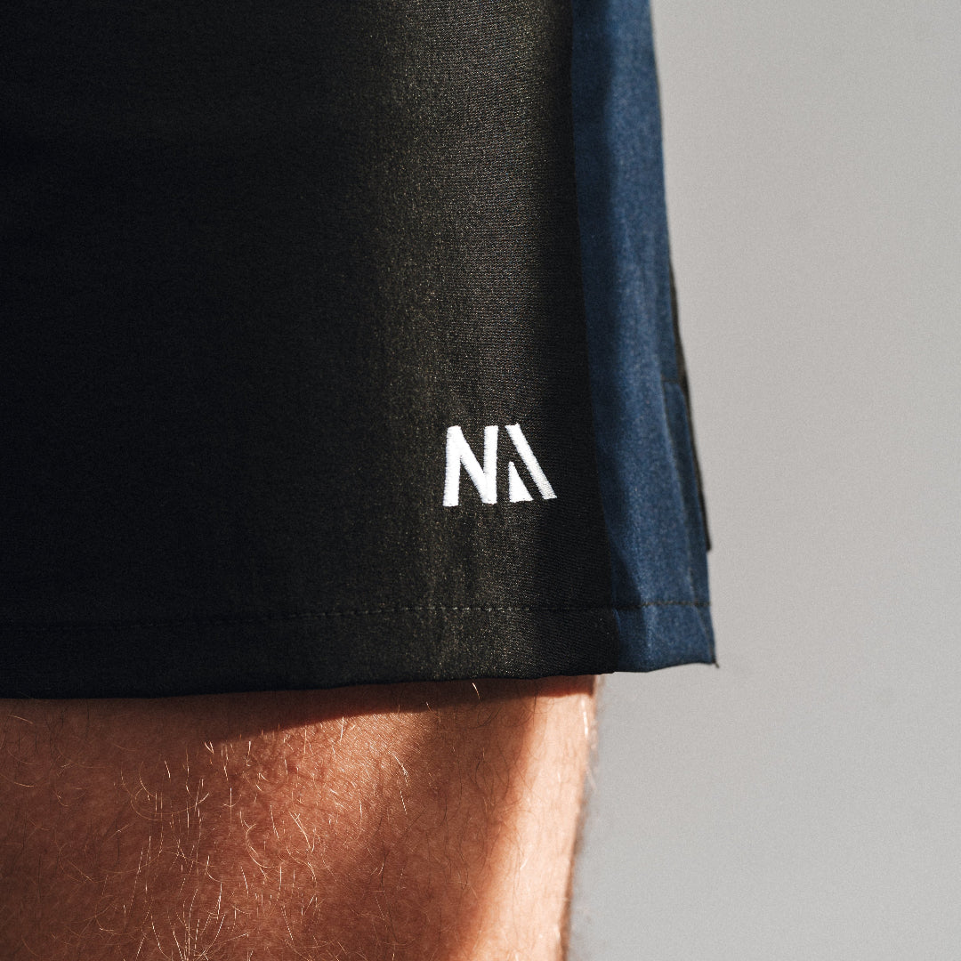 Naturlig Atlets Active Shorts er til dig som ønsker et par alsidige shorts, som er perfekte til styrketræning, Hyrox og al form for sport! Fuld bevægelighed, flot kontrastfyldt design og et lækkert fit gør dem ideelle til en aktiv livsstil.