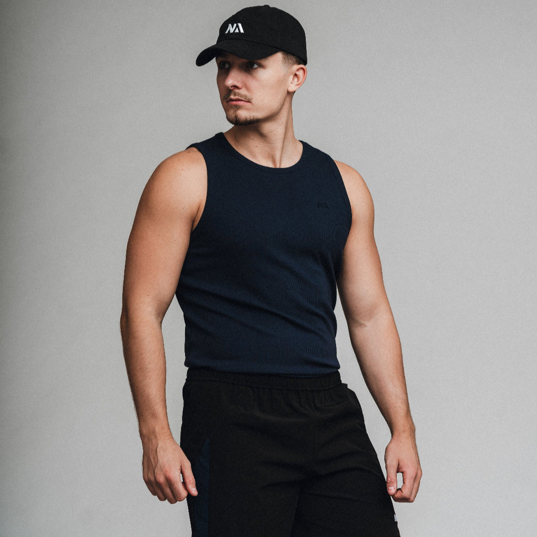 Naturlig Atlet's Active Tank Top er lavet af en kombination af bomuld og et nyt materiale, som vi er begyndt at arbejde med, kaldet rayon. Rayon kaldes også viskose og er et let og strækbart fabric. Rayon er et naturmateriale, som er lavet ud af fibrene fra regenereret træ.&nbsp;

Vores Tank Top er designet til performance og til at fremhæve din pump og dine fremskridt. Det er uden tvivl den blødeste Tank Top, du nogensinde kommer til at eje!