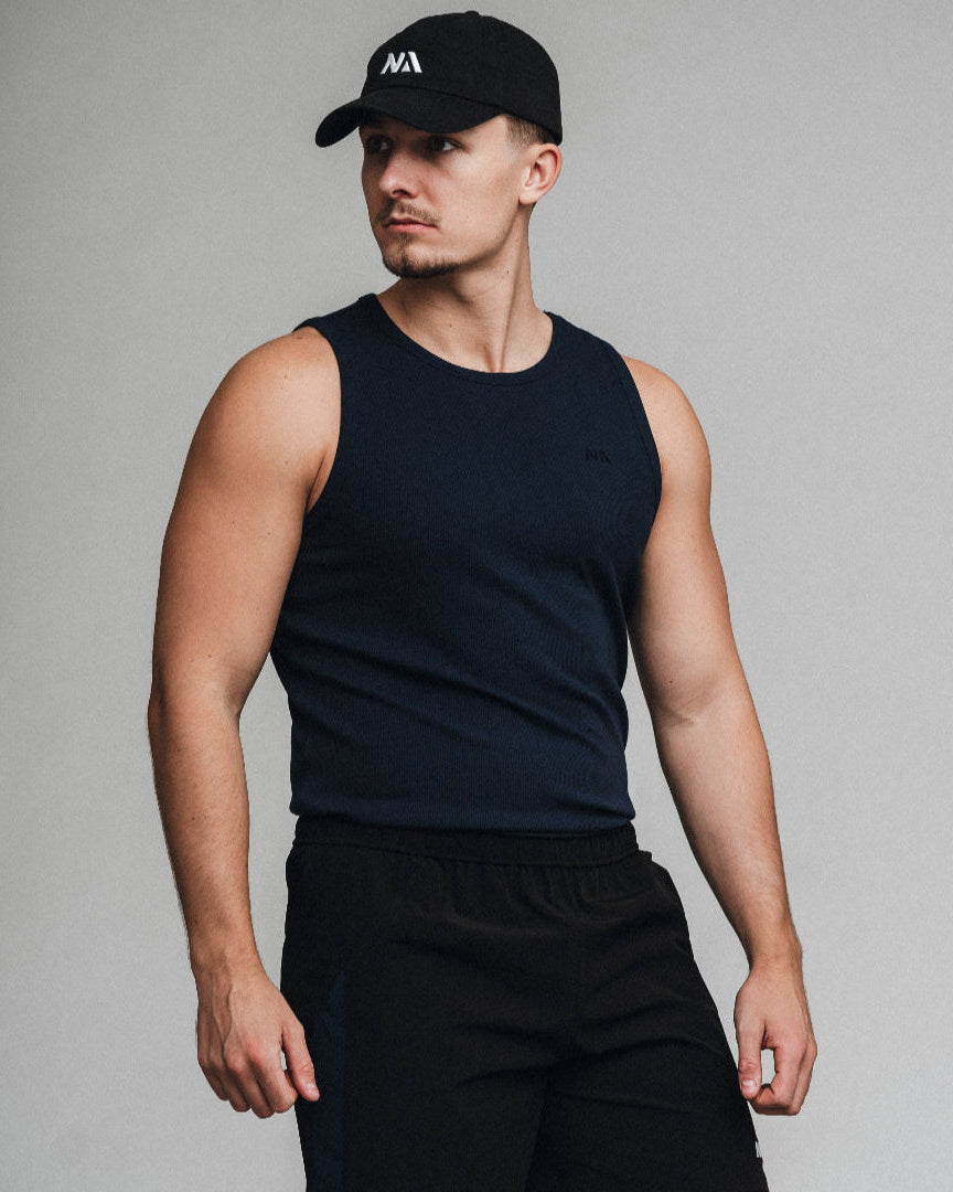 Naturlig Atlet's Active Tank Top er lavet af en kombination af bomuld og et nyt materiale, som vi er begyndt at arbejde med, kaldet rayon. Rayon kaldes også viskose og er et let og strækbart fabric. Rayon er et naturmateriale, som er lavet ud af fibrene fra regenereret træ.&nbsp;

Vores Tank Top er designet til performance og til at fremhæve din pump og dine fremskridt. Det er uden tvivl den blødeste Tank Top, du nogensinde kommer til at eje!