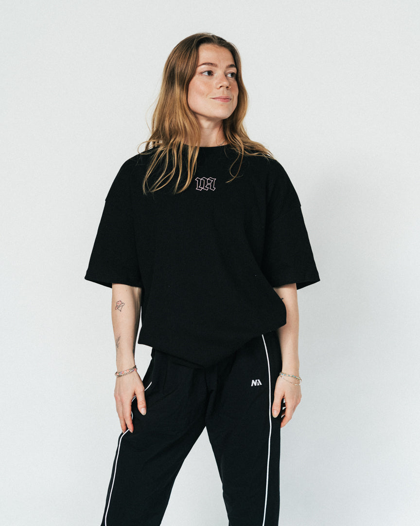 Blød, komfortabel og lavet til at følge dig hele dagen – både til træning og alt der indimellem!
Vores Waffle T-shirt kombinerer komfort og performance med den perfekte pasform - et oversized fit, med det ikoniske drop shoulder look og et flot fald over brystet.