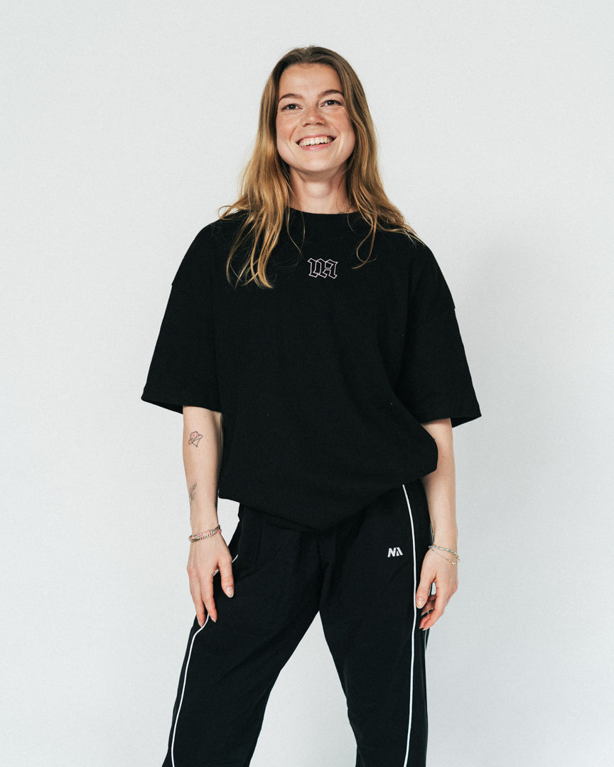 Blød, komfortabel og lavet til at følge dig hele dagen – både til træning og alt der indimellem!
Vores Waffle T-shirt kombinerer komfort og performance med den perfekte pasform - et oversized fit, med det ikoniske drop shoulder look og et flot fald over brystet.