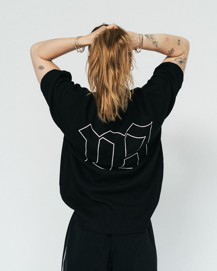Blød, komfortabel og lavet til at følge dig hele dagen – både til træning og alt der indimellem!
Vores Waffle T-shirt kombinerer komfort og performance med den perfekte pasform - et oversized fit, med det ikoniske drop shoulder look og et flot fald over brystet.